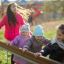 Des enfants jouent sur le Chain Bridge dans une aire de jeux.