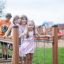 Des enfants jouent sur le Chain Bridge dans une aire de jeux.