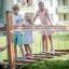 Des enfants jouent sur un équipement de jeu Chain Bridge.