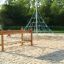 Équipement de jeu pour enfants Chain Bridge avec cordes et structures en bois sur une surface sablonneuse