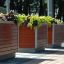 Oxford Flowerpot jardinières en bois avec des plantes vertes et violettes à l'extérieur