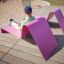 Homme se relaxant sur un Lounge Sofa rose sur une terrasse en bois.