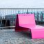 Lounge Sofa en couleur rose vif sur une terrasse.