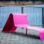 Lounge Sofa rose au bord de l'eau.