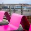 Lounge Sofa rose dans un environnement extérieur moderne.