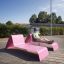 Personne se relaxant sur un Lounge Sofa rose en extérieur