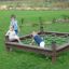 Des enfants jouent sur un filet d’escalade Honeycomb dans un parc.