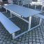Table & Bench HPL d’extérieur installé sur une surface en pierres de taille.