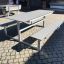 Table & Bench HPL moderne d’extérieur installé sur des pavés.