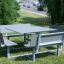 Table & Bench Quadro HPL d'extérieur dans un cadre de parc.