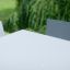 Table & Bench Quadro HPL dans un cadre extérieur verdoyant.