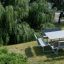 Table & Bench Quadro HPL dans un cadre de parc pittoresque.