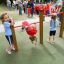 Des enfants jouent sur l’équipement de jeu Somersault Double.