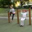 Deux enfants jouent sur l’équipement de jeu Somersault Double en extérieur