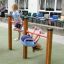 Des enfants jouent sur l’équipement de jeu Somersault Double.