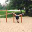 Enfant suspendu la tête en bas sur l'équipement de terrain de jeu Somersault Triple.