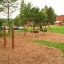 Équipement de terrain de jeu Somersault Triple avec structure en bois et deux balançoires à pneus.