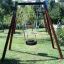 Balançoire à pneu dans un cadre en bois Single swing dans un parc verdoyant