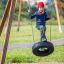 Enfant jouant sur une balançoire à pneu Single swing en extérieur.