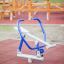 Équipement de fitness extérieur ressemblant à une machine d’aviron dans un parc.