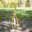 Équipement extérieur Cross Trainer sur un chemin de parc en automne.