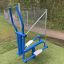Équipement bleu Cross Trainer extérieur dans un parc.
