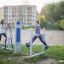 Équipement de fitness extérieur - Cross Trainer, utilisé par deux jeunes femmes dans un parc.