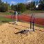 Cross Trainer extérieur dans un parc près d’une piste de course.