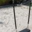 Safety Seat Single Swing sur une aire de jeux sablonneuse