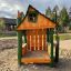Structure de jeu en bois Nill's Playhouse dans une aire de jeux extérieure sablonneuse