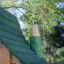 Détail du toit vert et en bois de Nill's Playhouse.