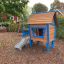 Maison de jeu en bois pour enfants avec toboggan, nommée Olle's Playhouse.