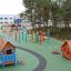 Olle's Playhouse dans une aire de jeux extérieure colorée et attrayante.