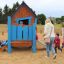 Des enfants jouent autour de Olle's Playhouse dans un parc.