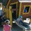 Des enfants jouent sur Olle's Playhouse dans une aire de jeux.