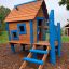 Structure de jeu en bois Olle's Playhouse avec des accents bleus dans une aire de jeux.