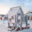 Structure de jeu Olle's Playhouse dans une cour enneigée avec des maisons en arrière-plan.