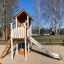 Lisa's Playhouse with slide dans une aire de jeux