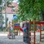 Enfants jouant sur un Bird Nest Swing with Tower (BNS 90 cm) playhouse with slide dans une aire de jeux.