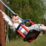 Un enfant en train de balancer sur la balançoire Bébé