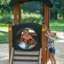 Locomotive Nature train playhouse en bois avec tunnel et escalier, enfants jouant autour.