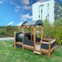 Locomotive Nature train playhouse en bois avec tunnel noir, conçu pour aire de jeux extérieure.