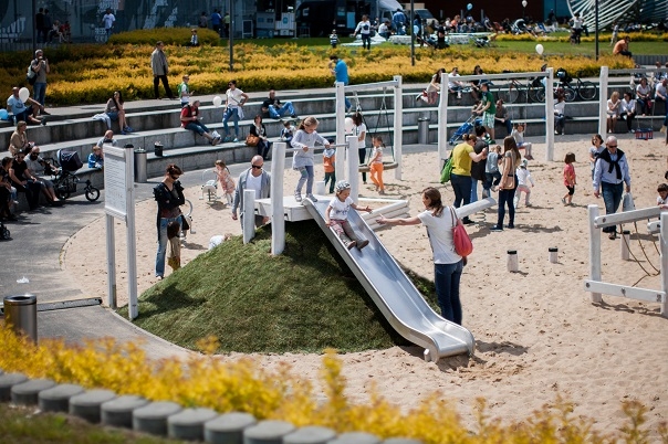 Lars Laj Aires de Jeux, Diapositives