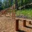 Stumps (3 pcs.) en bois dans une aire de jeux extérieure.