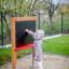 Enfant dessinant sur Blackboard 156 cm dans une aire de jeux.