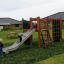 Des enfants jouent sur une aire de jeux avec Rubber Safety Mats.