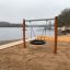 Bird Nest Single Swing Nature (BNS 120 cm) installé sur une plage sablonneuse au bord du lac.
