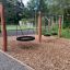 Double balançoire Robinia Nature 1 + 2 (BNS 120 cm) dans une aire de jeux.