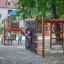Enfants jouant sur Bird Nest Swing with Tower (BNS 120 cm) single slide dans une aire de jeux.