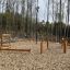 Parcours d’obstacles avec mini filet d’escalade en forêt.